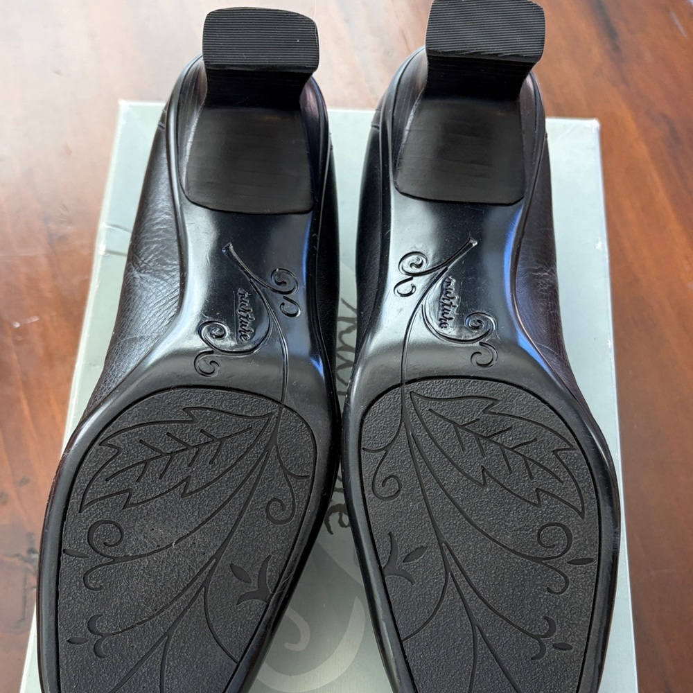 Nurture by Lamaze Black Leather Heels - Picture 5 of 9